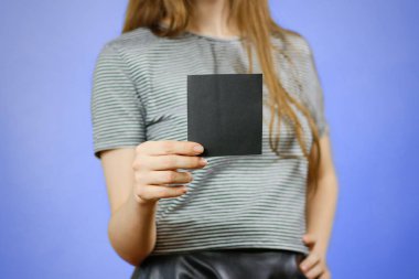 Kare boş siyah afiş kağıt gösterilen kadın. Broşür presentati