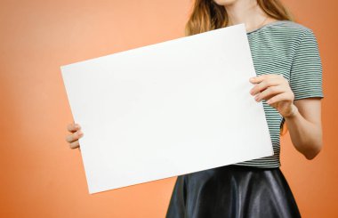 Boş beyaz büyük A2 kağıt gösterilen kadın. Broşür sunumu. PA