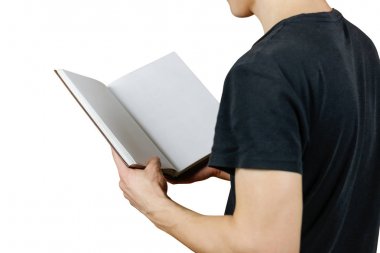 Siyah t-shirt açık beyaz kitap tutan adam closeup