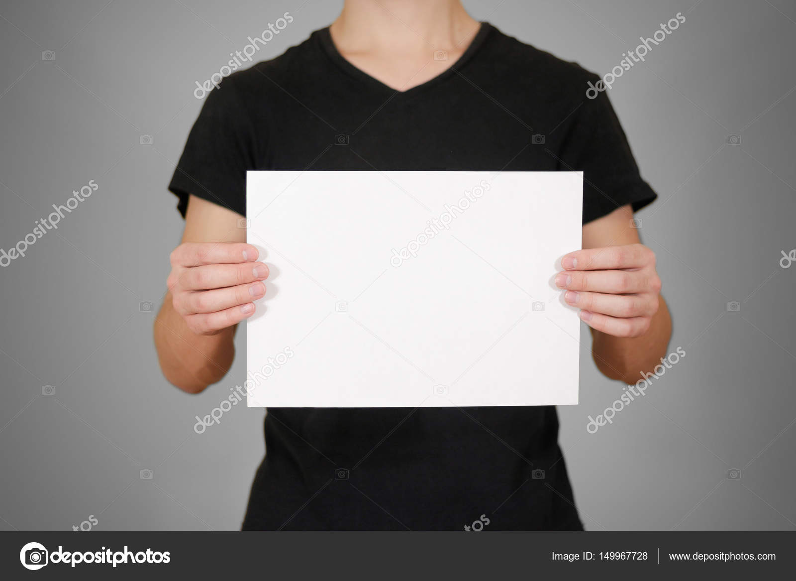 拿着白色的a4 白纸的黑色t 恤的男子 单张图像 图库照片 C Onlyblacktv Bk Ru 拿着白色的a4 白纸的黑色t 恤的男子 单张图像 图库照片 C Onlyblacktv Bk Ru