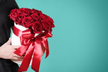 Adam el zengin hediye buket 21 kırmızı tutarak siyah t shirt