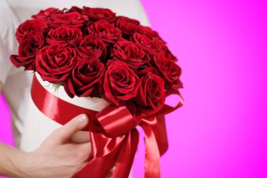 El zengin hediye buket 21 kırmızı holding beyaz t tişörtlü adam