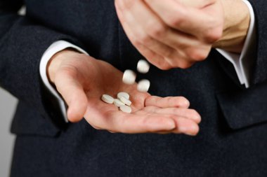 İşadamı el tablet dökülen