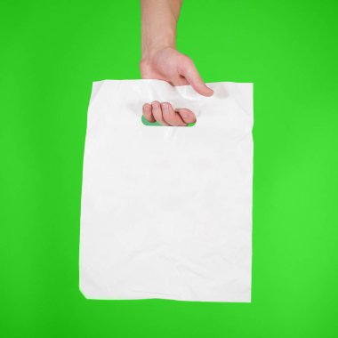 Eli boş plastik torba sahte izole kadar gösterir. Boş beyaz polye