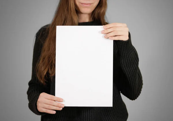 女孩抱着白色的 A4 空白纸。小叶演示文稿。Pamphle — 图库照片