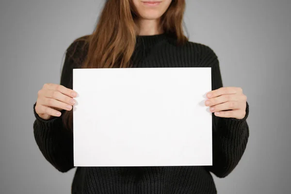 Chica sosteniendo papel blanco A4 en blanco. Presentación del folleto. Carpeta — Foto de Stock