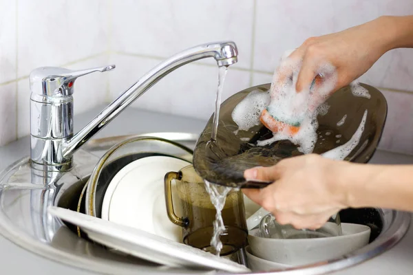 人类的手洗碗海绵发泡或 gl 泼水 — 图库照片
