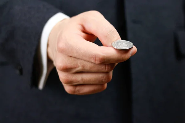 Empresario lanzando una moneda. Cara o cruz. De cerca. — Foto de Stock