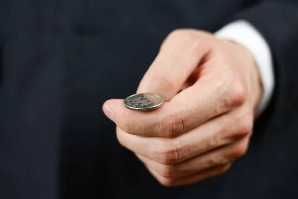 Zakenman opgooien van een munt. Kop of munt. Close-up — Stockfoto