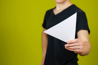 Adam gösteren boş beyaz üçgen el ilanı broşür kitapçık. Leafl