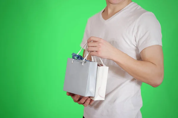 Hombre sosteniendo en la mano en blanco dos bolsa de regalo de papel se burlan. Envase vacío — Foto de Stock