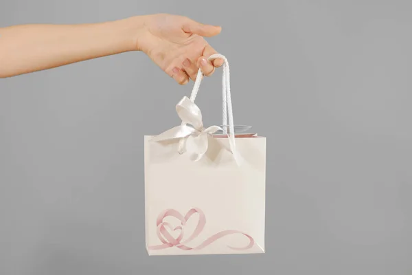 Leere Geschenktasche aus weißem Papier mit Herzen in der Hand. — Stockfoto