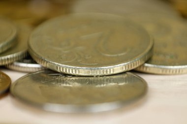 Birçok Rus paraları - atış closeup holding işadamı eller.