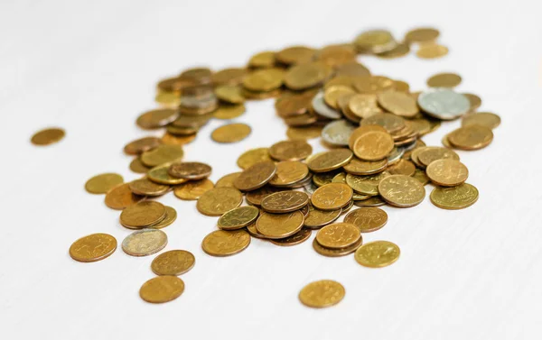 Mãos de homem de negócios que mantêm muitas moedas russas - tiro de close-up . — Fotografia de Stock