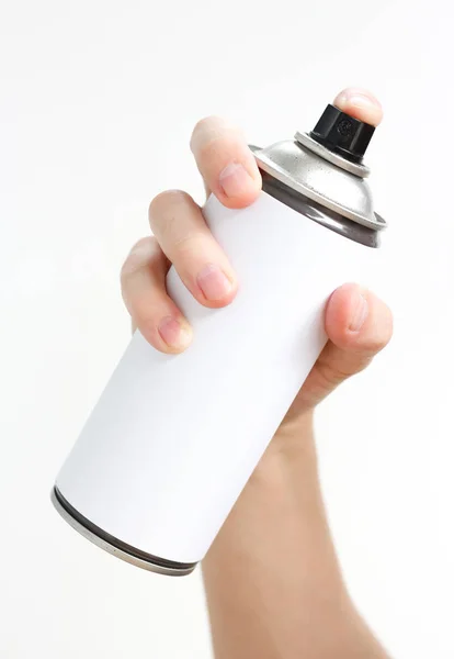 In der Hand des Mannes liegt ein Spray mit schwarzer Farbe. isoliert auf einem weißen Bac — Stockfoto