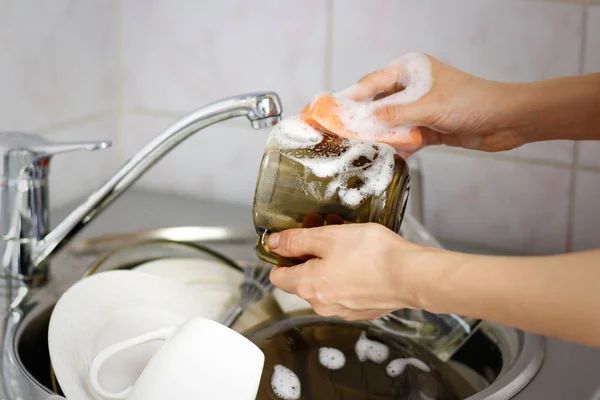 人类的手洗碗海绵发泡或 gl 泼水 — 图库照片