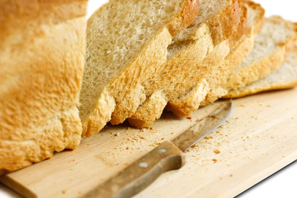 Nóż w plasterkach złoty chleb. Na białym tle — Zdjęcie stockowe