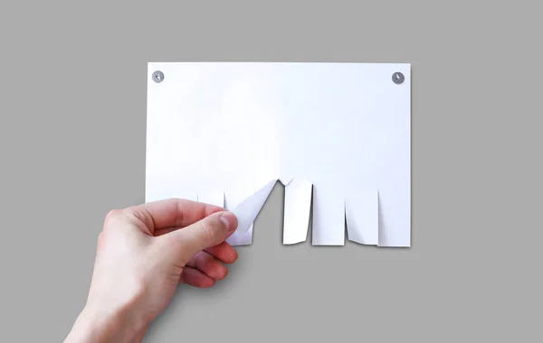 A mão puxa um pedaço de papel. Papel vazio ad folhas soltas isolar — Fotografia de Stock