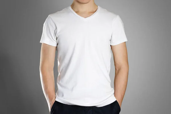 Muž v prázdné bílé tričko. Vpředu. Připraven pro váš návrh. Rukama — Stock fotografie