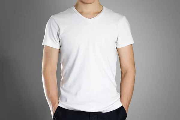 Mann in weißem T-Shirt. vorne. bereit für Ihr Design. Hände — Stockfoto