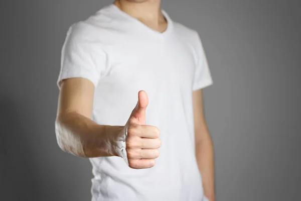 Homem de t-shirt branca em branco mostra o polegar para cima. Isolados — Fotografia de Stock