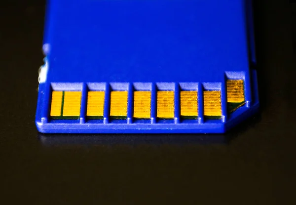 Karta pamięci SD. Niebieski jest na laptopie. — Zdjęcie stockowe