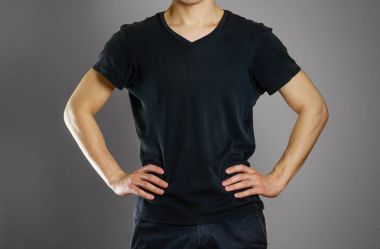 Adam boş siyah t-shirt. Senin düzen için hazır. İzole