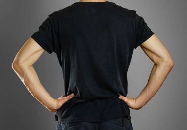 Adam boş siyah t-shirt. Senin düzen için hazır. İzole