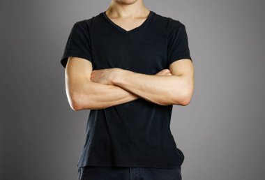 Adam boş siyah t-shirt. Senin düzen için hazır. İzole