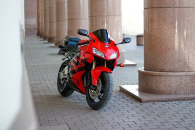 Krasnoyarsk, Rusya - 27 Mayıs 2017: Kırmızı ve siyah sportbike Hond
