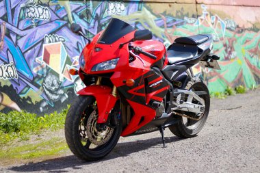 Krasnoyarsk, Rusya - 27 Mayıs 2017: Kırmızı ve siyah sportbike Hond