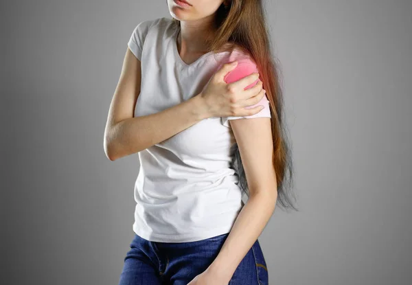 Una mujer sostiene el hombro. El dolor en mi brazo. Punto dolorido highl — Foto de Stock