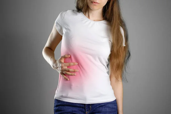 A woman holds the liver. Pain in the abdomen. Cirrhosis of the l — Stock Photo, Image