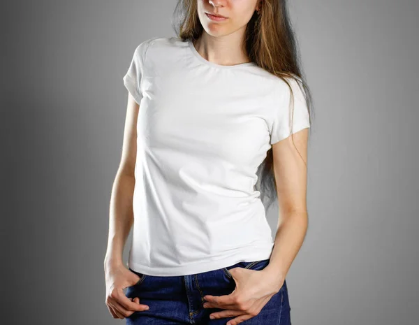 Dziewczyna w biały t-shirt i dżinsy. Gotowy na swój projekt. CLO — Zdjęcie stockowe