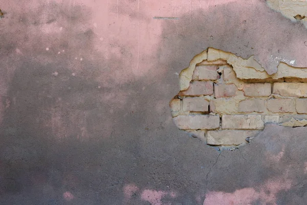 La consistenza dei vecchi muri di calcestruzzo sbucciatura con mattoni. Uno c — Foto Stock