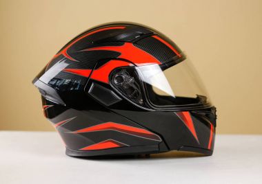 Güzel siyah kırmızı motosiklet kask ile. Şeffaf bir v