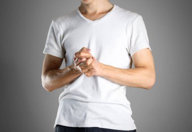 Beyaz t-shirt giyen el losyonları. Elinizin avuç losyonları. İzole.