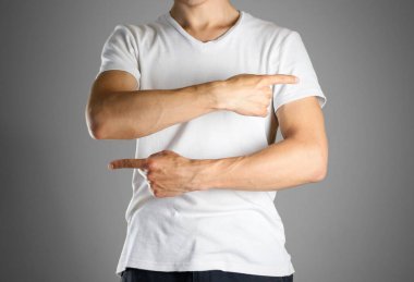 Beyaz t-shirt işaret içinde adam sağ ve sol parmakları. Dosy