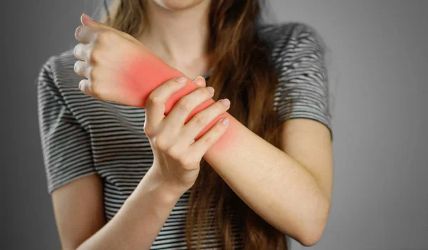 The girl has a sore elbow. The pain in my arm. Closeup. The lesi — Stock Photo, Image