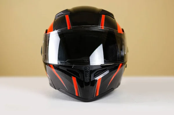 Hermoso negro con casco de moto rojo. Con una v transparente — Foto de Stock