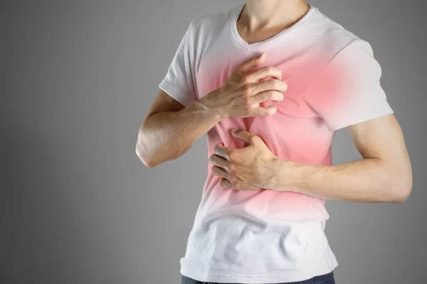 Guy in wit overhemd krassen van zijn lichaam. Schurft. Kras de BZV — Stockfoto