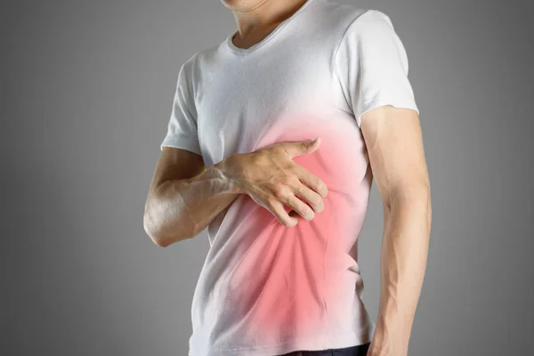 Guy in white shirt scratching his body. Scabies. Scratch the bod — Stock Photo, Image