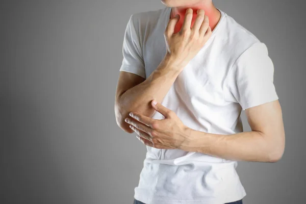 Un tipo con camisa blanca rascándose el cuerpo. Sarna. Rasca el cuerpo —  Fotos de Stock