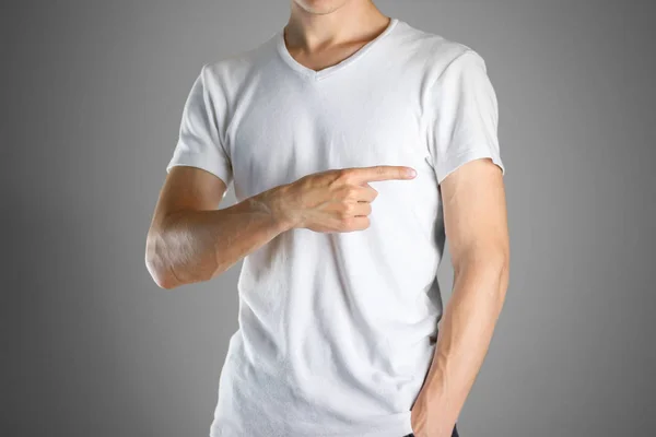 O tipo de t-shirt branca a apontar o dedo à direita. Especifica — Fotografia de Stock
