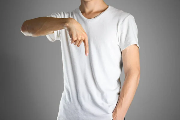 Beyaz t-shirt işaret parmağı adam. Dir belirtir — Stok fotoğraf