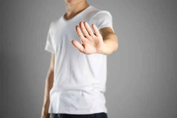 El tipo de camiseta blanca muestra tu mano. Muestra signo prohibitivo —  Fotos de Stock