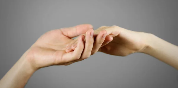 Mano maschile che tiene la mano femminile. Isolato — Foto Stock