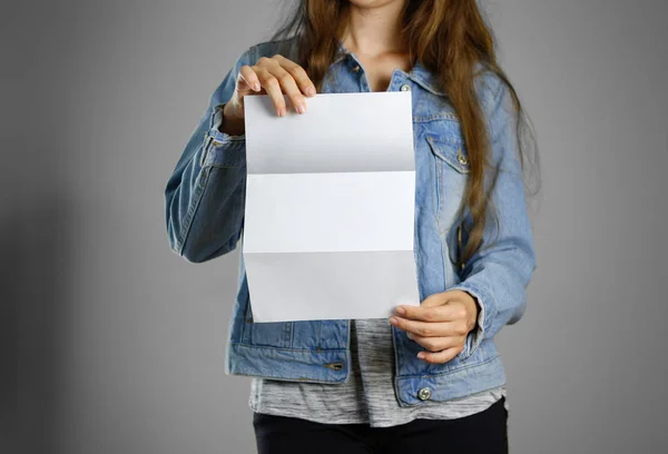 La chica de la camisa de mezclilla azul sostiene el pedazo blanco vacío de — Foto de Stock