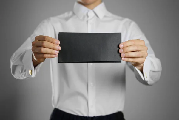 Un cameriere in camicia bianca che tiene vuoto chiaro nero della lei — Foto Stock