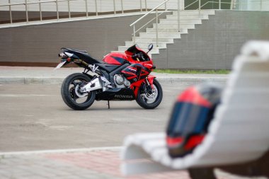 Krasnoyarsk, Rusya - 05 Temmuz 2017: Kırmızı ve siyah sportbike tatlım